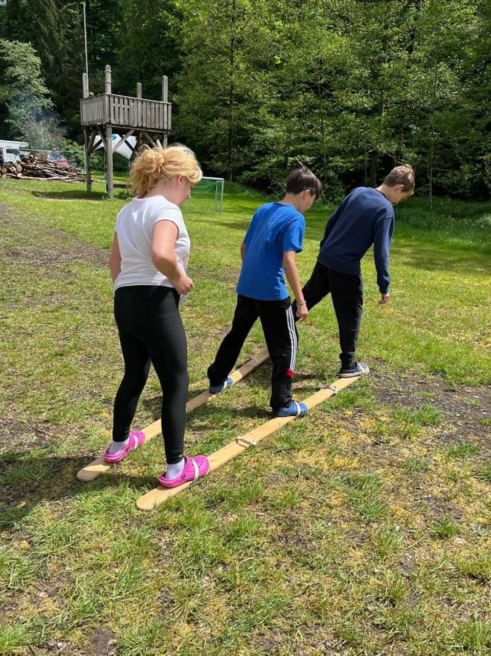 zu sehen sind einige JRKler bei einem Spiel auf dem Zeltlager