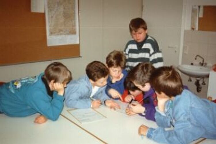 zu sehen ist eine Gruppe des JRK Neidlingen beim Wettbewerb 1990