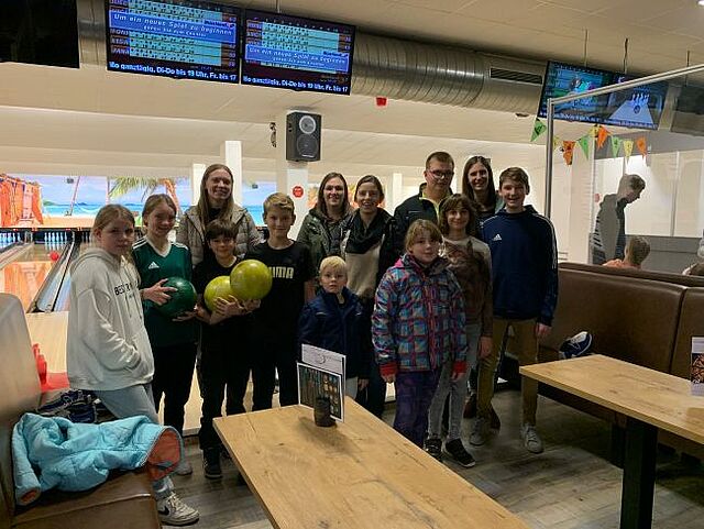 zu sehen ist eine Gruppe beim Bowling auf einer Freizeit