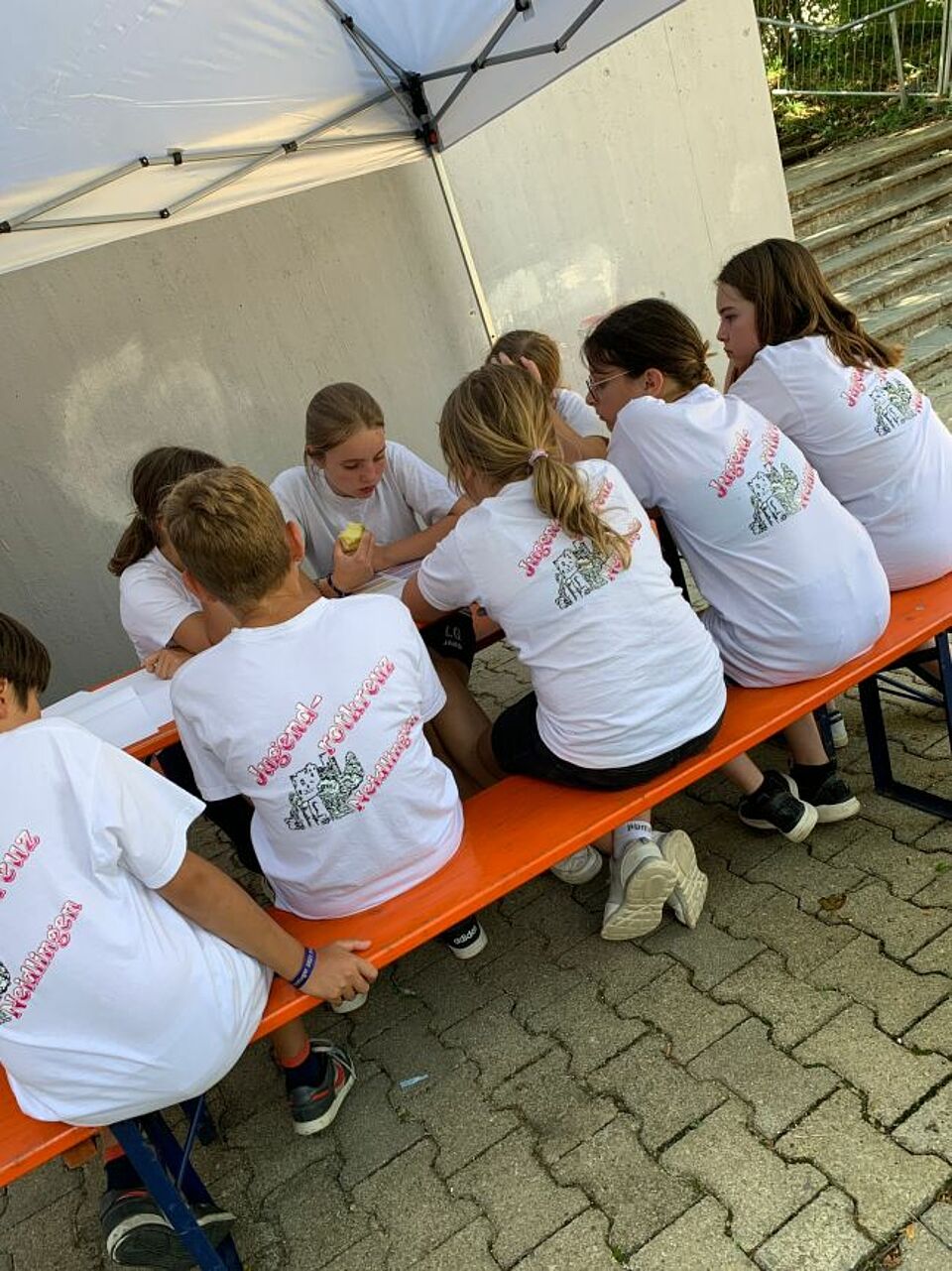 zu sehen sind die JRK-Mitglieder in ihren JRK Tshirts