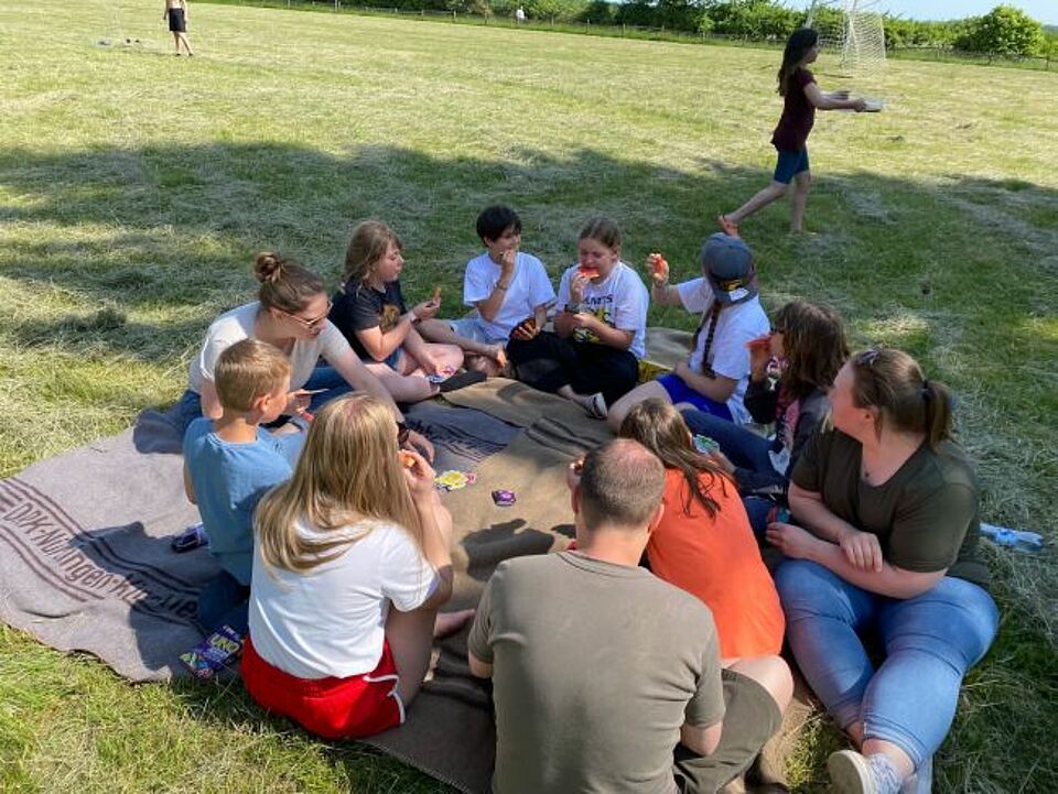 zu sehen ist eine Gruppe beim UNO spielen auf dem Zeltlager 2023