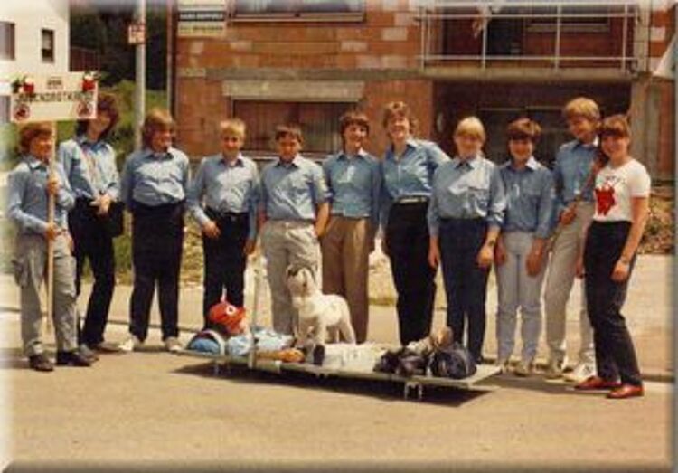 zu sehen sind Mitglieder des JRK Neidlingen bei einem Festumzug in den 80ern