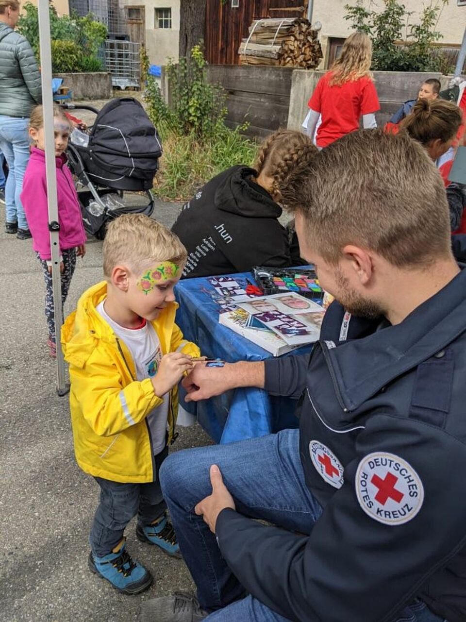 zu sehen ist das Kinderschminken beim 40jährigen Jubiläum des JRK Neidlingen