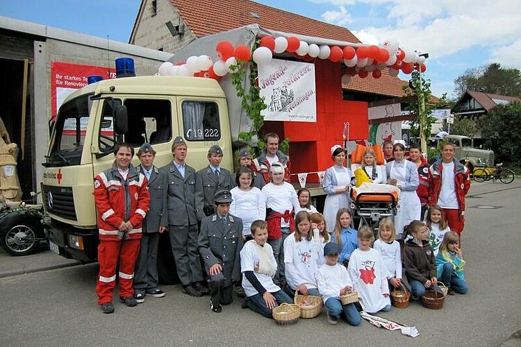zu sehen sind Mitglieder des JRK Neidlingen beim Festumzug