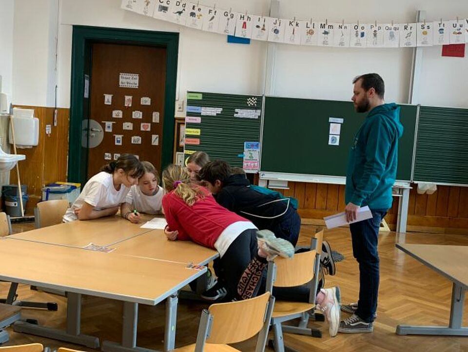 zu sehen ist eine Gruppe bei einer Station des Landeswettbewerb
