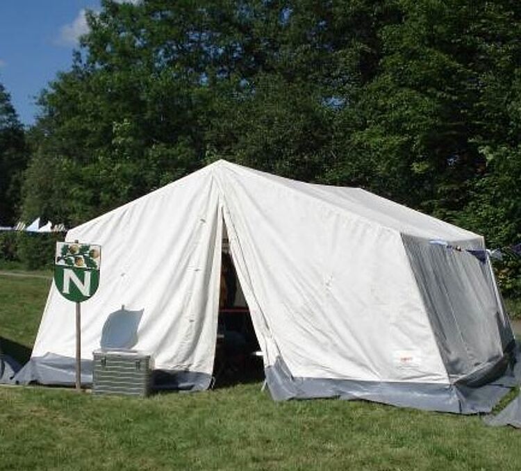 zu sehen ist ein Zelt auf dem Zeltlager mit Neidlinger Wappen