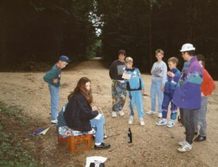 zu sehen ist eine Gruppe beim Geländespiel auf dem Zeltlager in den 90ern