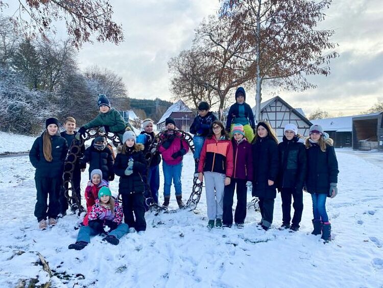 zu sehen ist eine JRK Gruppe im Schnee