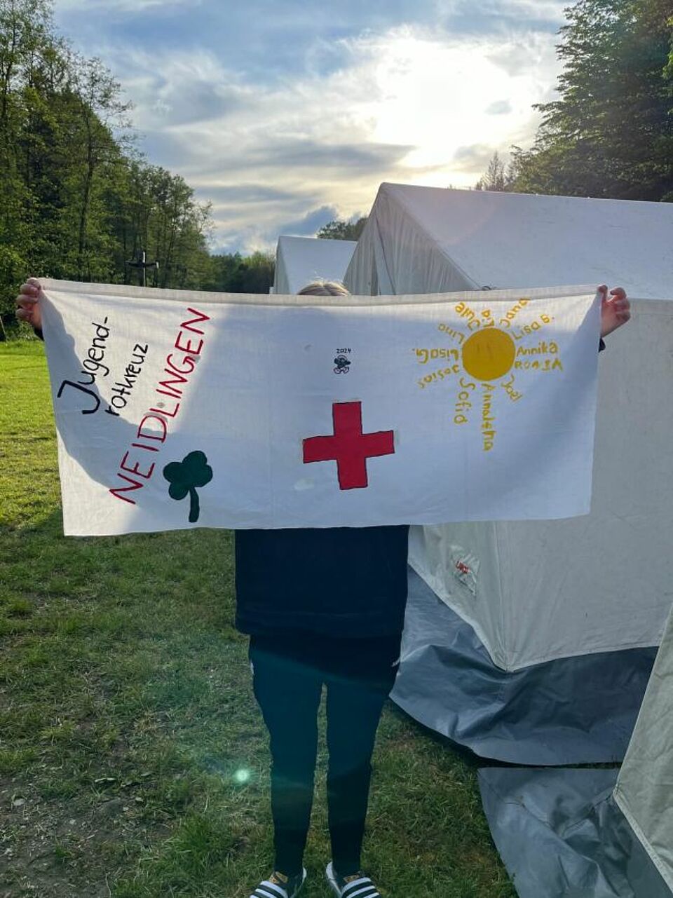 zu sehen ist die Fahne des JRK Neidlingen für das Zeltlager 